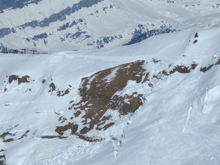 Départ de la randonnée, la coulée à traverser en neige dure Départ de la randonnée, la coulée à traverser en neige dure