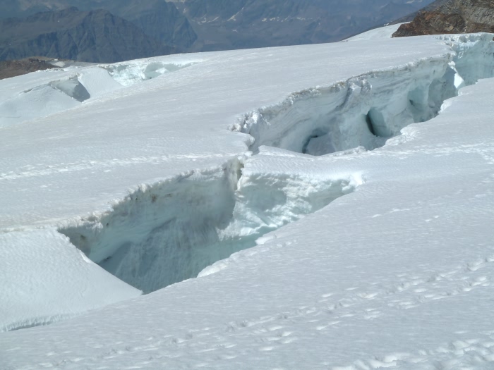 Mont-Rose : la plus large crevasse, avec deux passages Mont-Rose : la plus large crevasse, avec deux passages