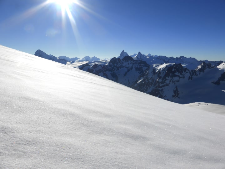 Neige bien regelée dans la montée au Pigne