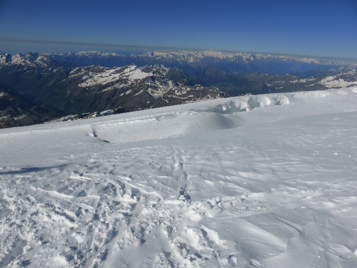 La seule crevasse près de la trace en montant vers le col du Lys La seule crevasse près de la trace en montant vers le col du Lys