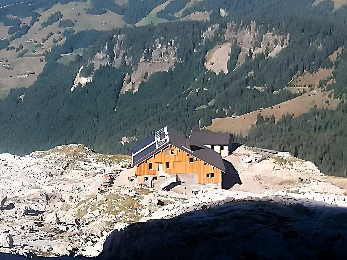Grande voie d’escalade Pointe Percée - Aravis Escalade calcaire | refuge | 2 jours