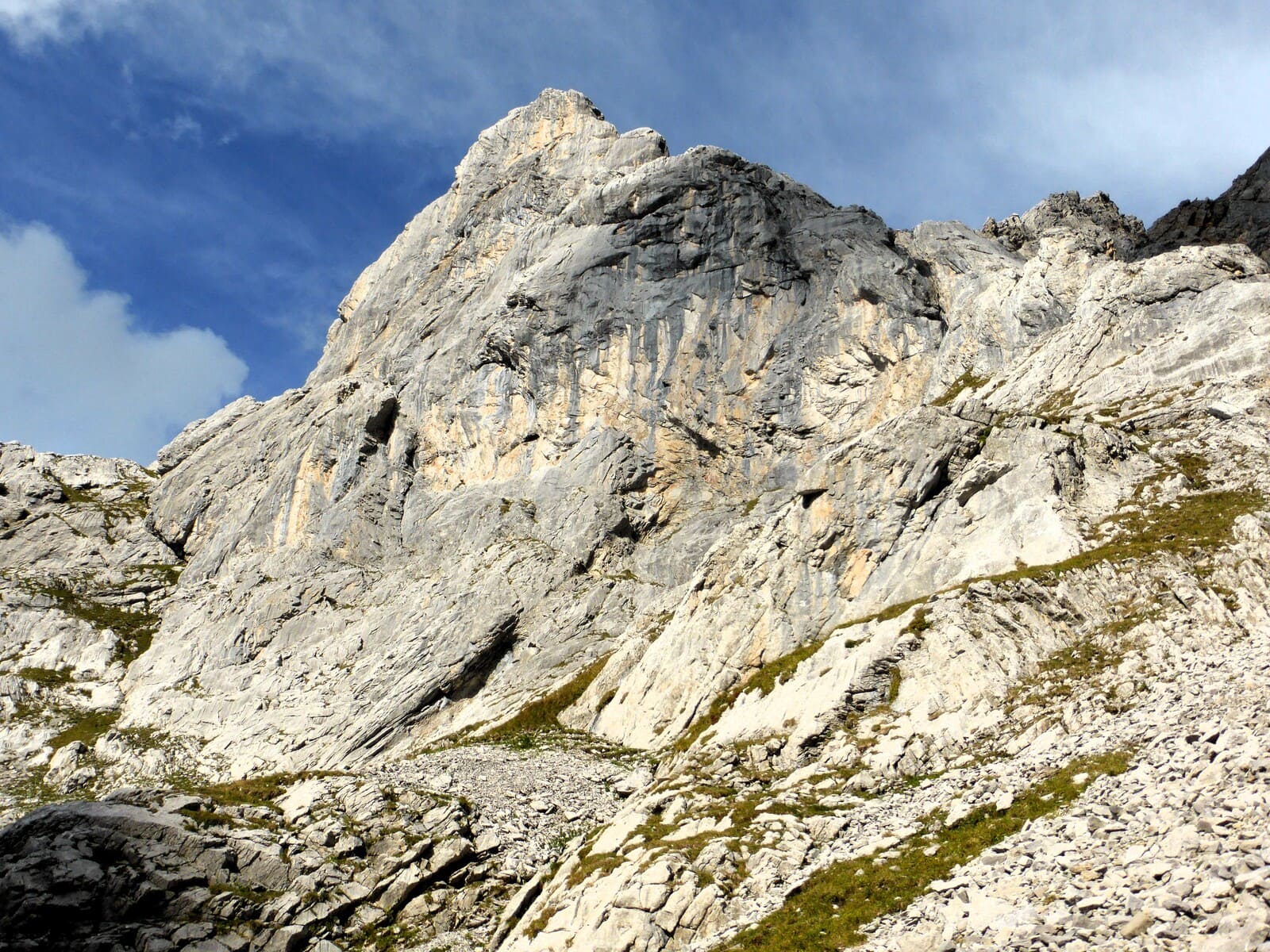 Grande voie d’escalade calcaire Paradise Aravis Escalade plaisir à la journée